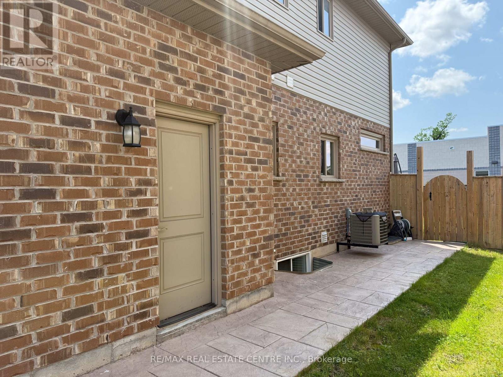 7068 Optimist Lane, Niagara Falls, Ontario  L2E 7H9 - Photo 4 - X12215732
