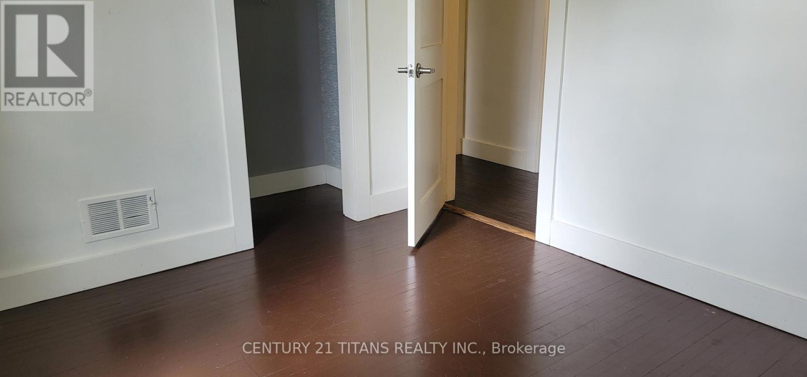 49 Dietz Avenue S, Waterloo, Ontario  N2L 2J8 - Photo 5 - X12215841