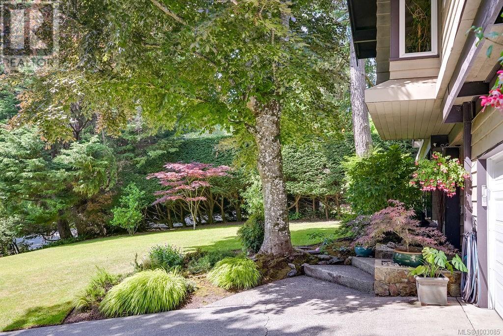 956 Royal Oak Dr, Saanich, British Columbia  V8X 3T4 - Photo 3 - 1003085