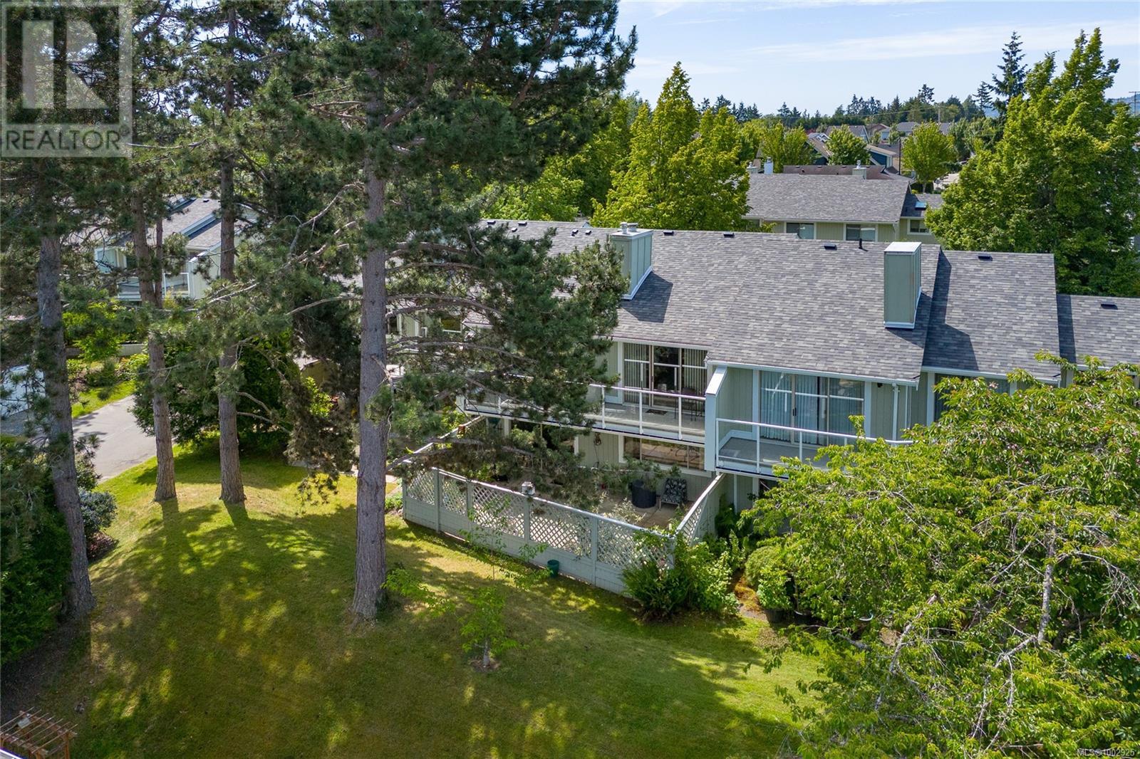 7 2020 White Birch Rd, Sidney, British Columbia  V8L 2R1 - Photo 2 - 1002925