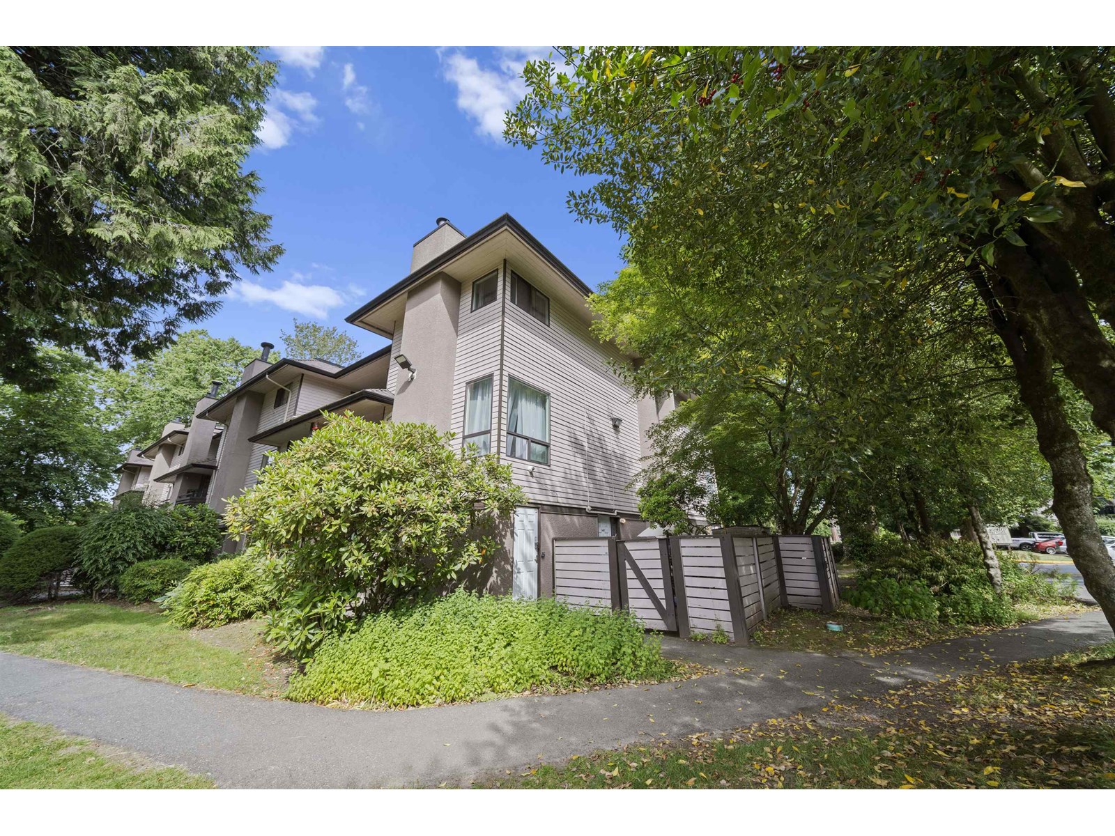 Property at 14801 HOLLY PARK LANE image 3