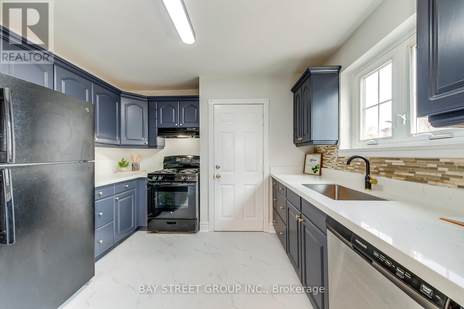445 Samford Place, Oakville (Wo West), Ontario  L6L 4E7 - Photo 17 - W12211995
