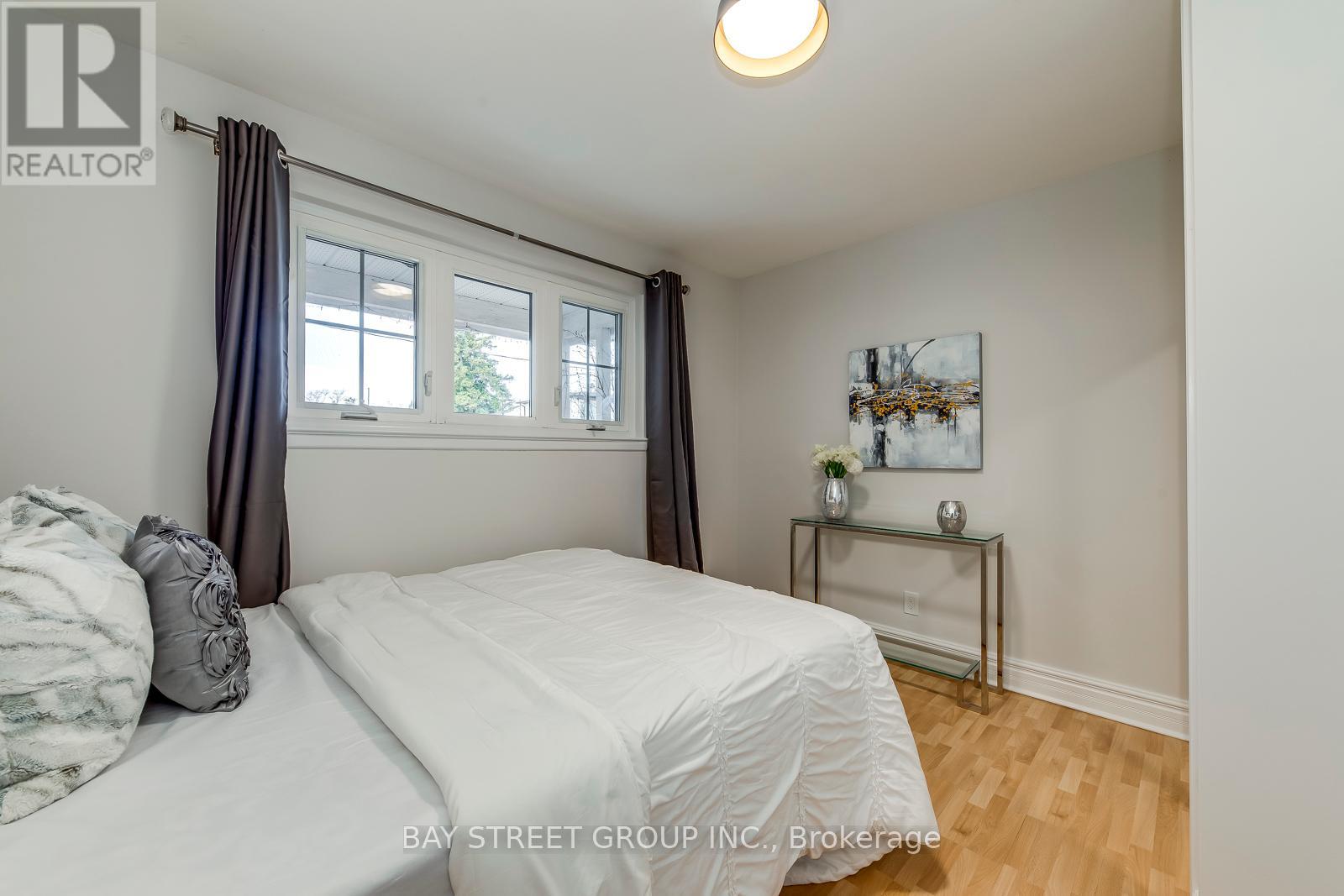 445 Samford Place, Oakville (Wo West), Ontario  L6L 4E7 - Photo 22 - W12211995