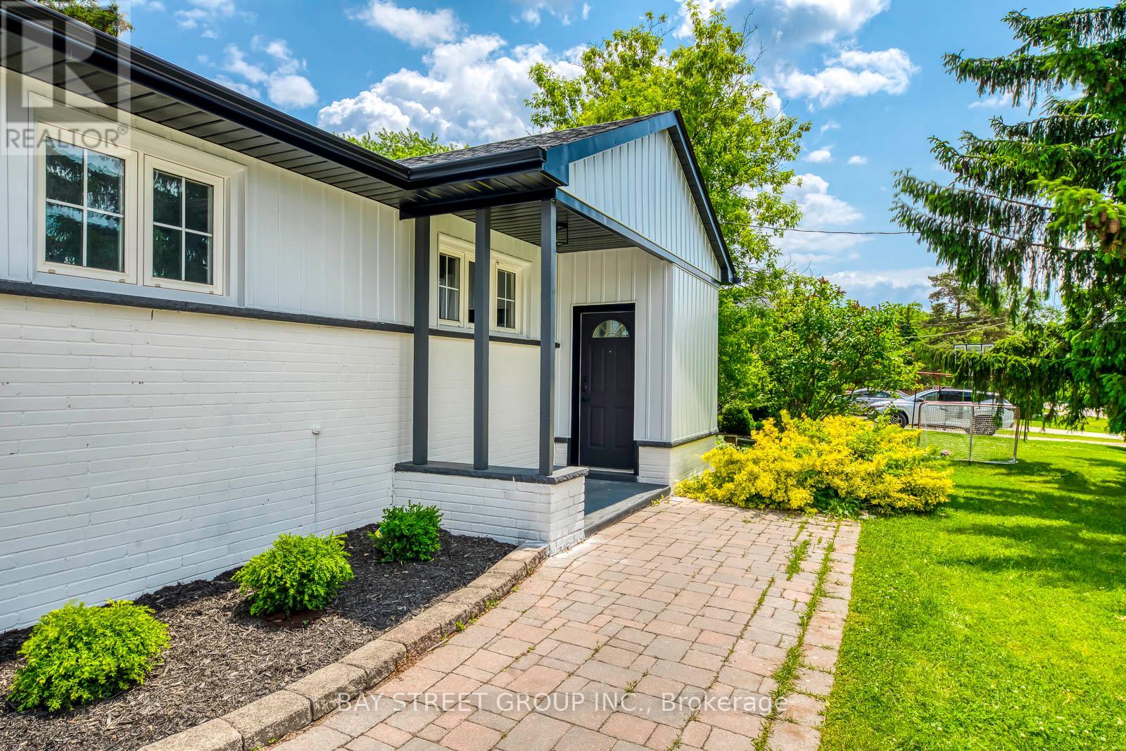 445 Samford Place, Oakville (Wo West), Ontario  L6L 4E7 - Photo 3 - W12211995