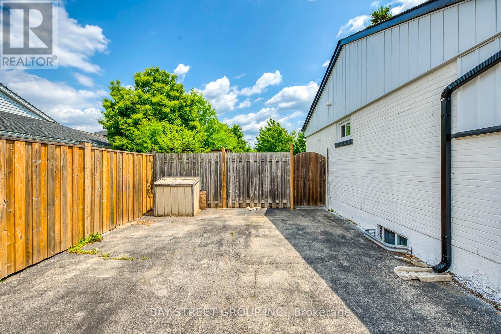 445 Samford Place, Oakville (Wo West), Ontario  L6L 4E7 - Photo 4 - W12211995