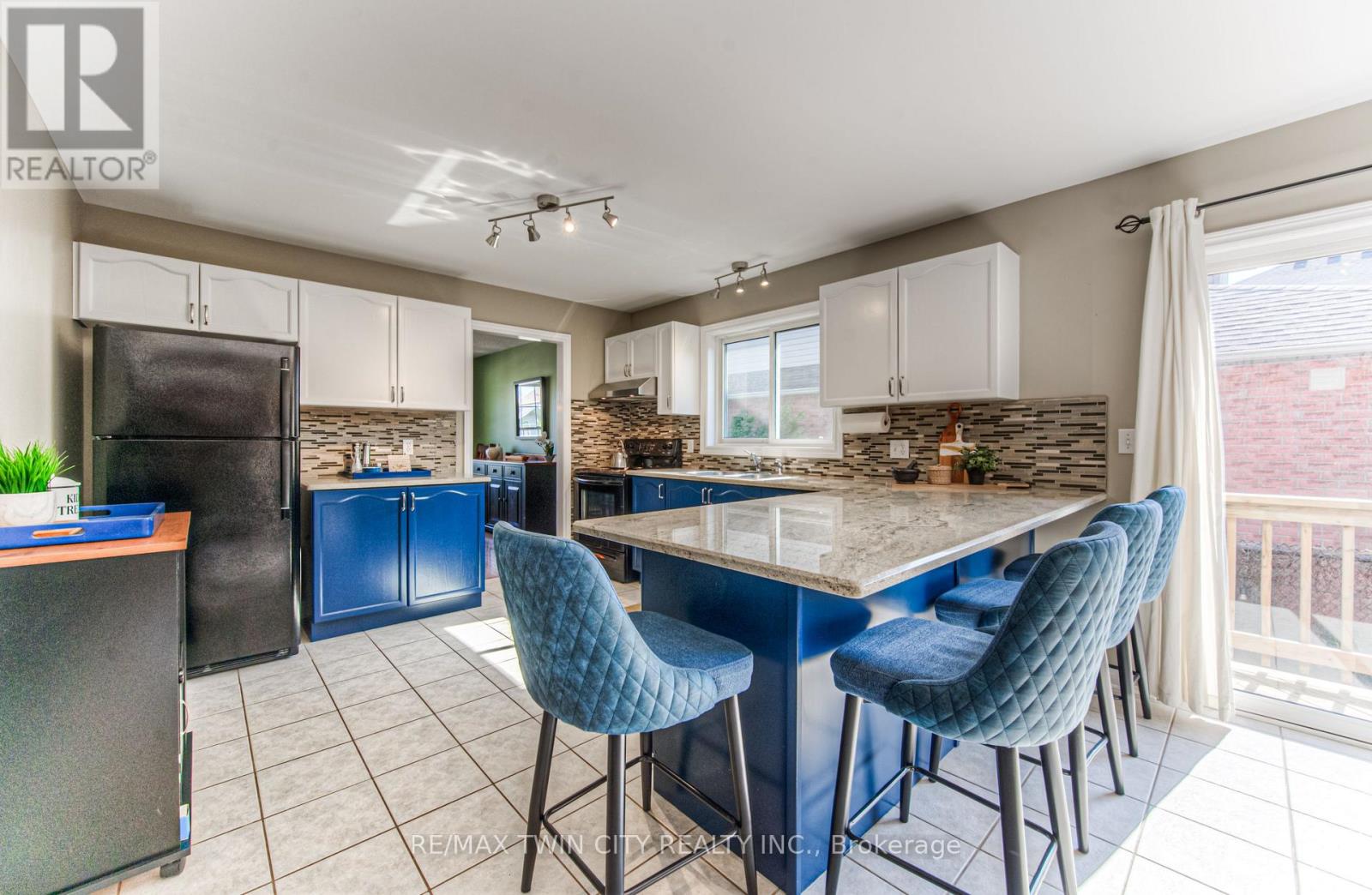33 WATSON CRESCENT, North Dumfries, Ontario