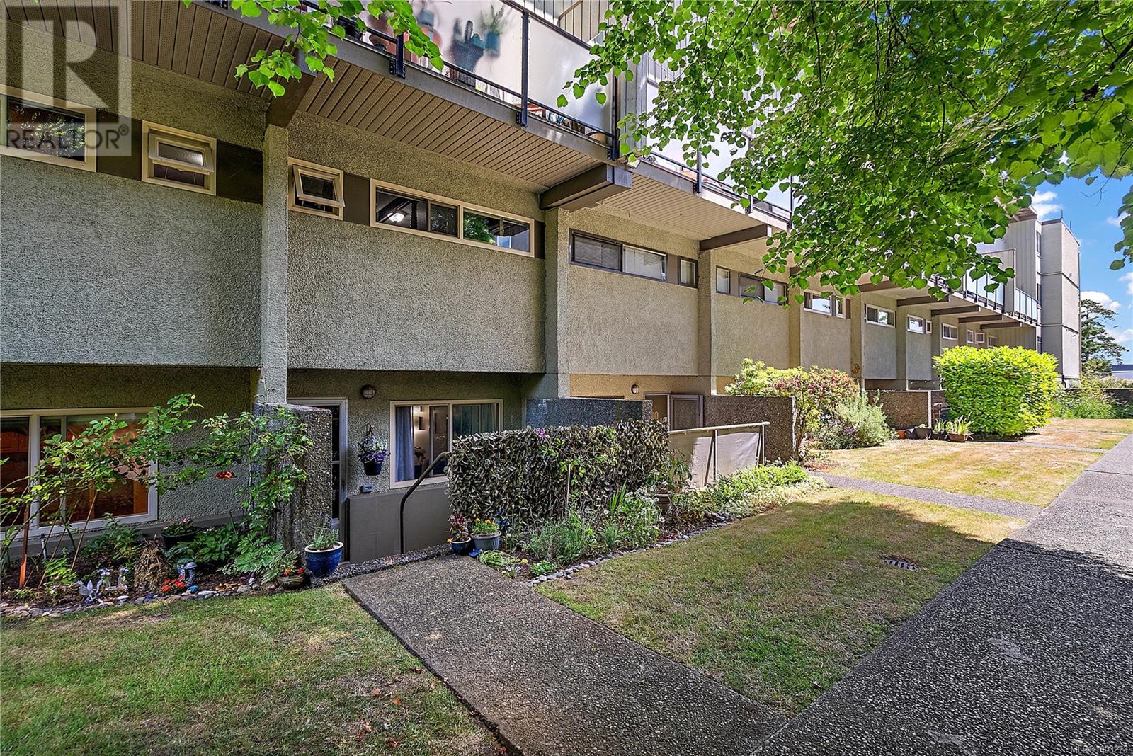 12 477 Lampson St, Esquimalt, British Columbia  V9A 5Z4 - Photo 3 - 1003273