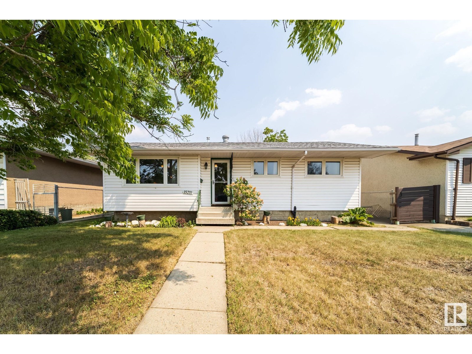 Property at 15211 95 ST NW image 1