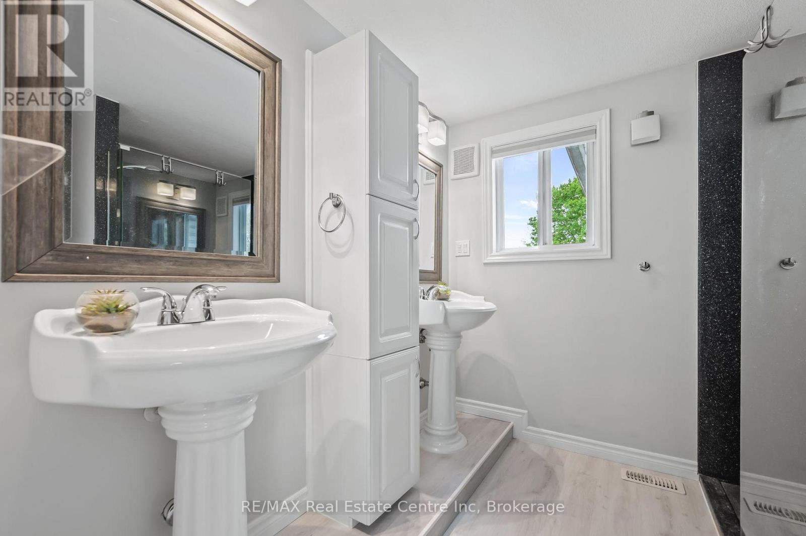 52 Bond Court, Guelph, Ontario  N1H 8N7 - Photo 18 - X12216185
