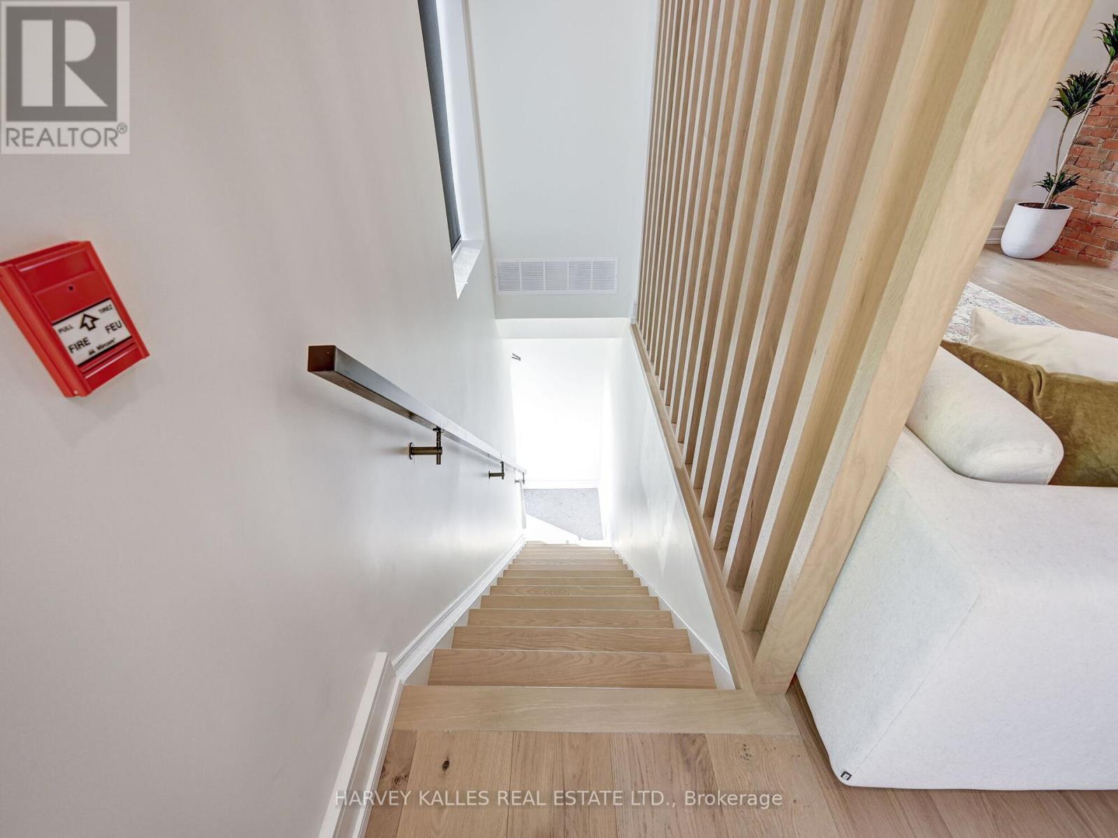 Upper - 885 Dundas Street W, Toronto, Ontario  M6J 1B9 - Photo 2 - C12216159