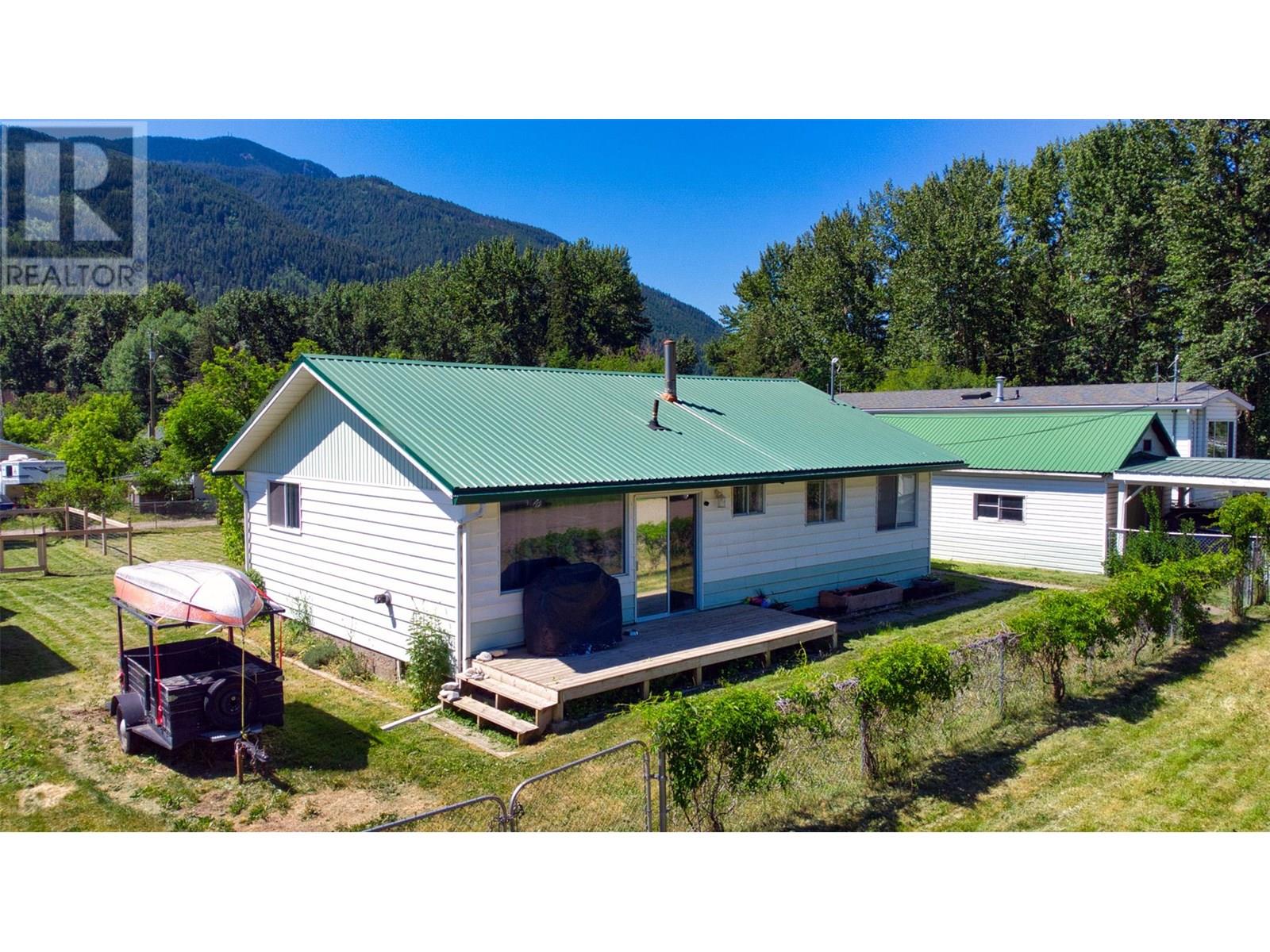 5783 Ponderosa Road, Falkland, British Columbia  V0E 1W0 - Photo 2 - 10351813