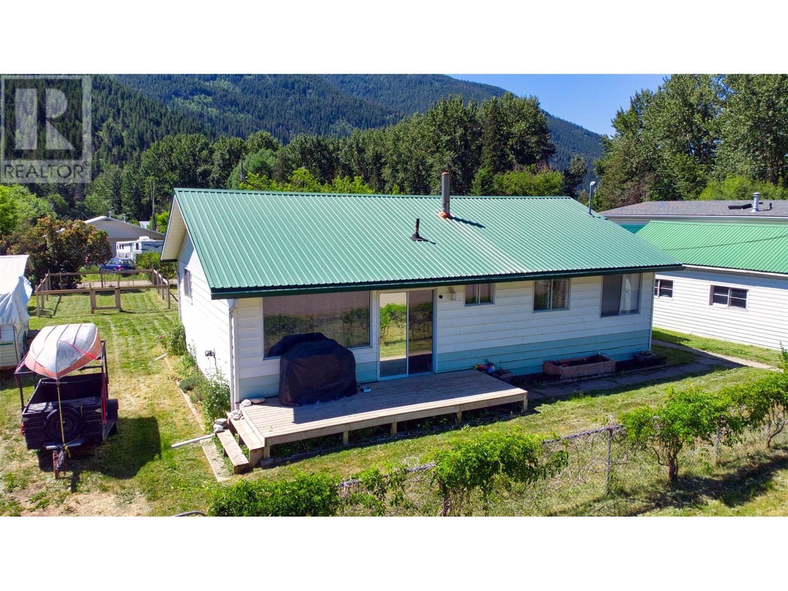 5783 Ponderosa Road, Falkland, British Columbia  V0E 1W0 - Photo 3 - 10351813