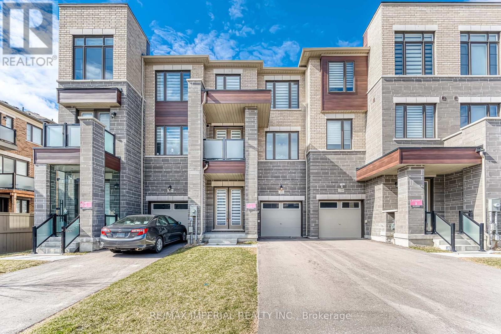 222 Vermont Avenue, Newmarket (Summerhill Estates), Ontario  L3X 0M6 - Photo 1 - N12216106