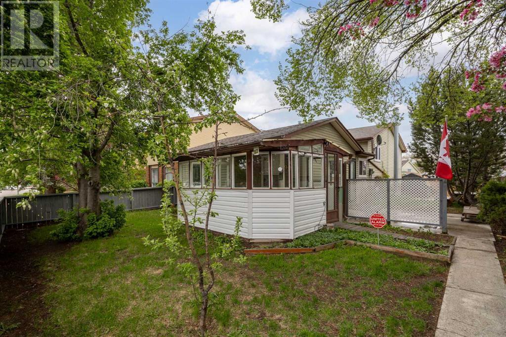 92 Erin Woods Drive Se, Calgary, Alberta  T2B 2S1 - Photo 2 - A2222354