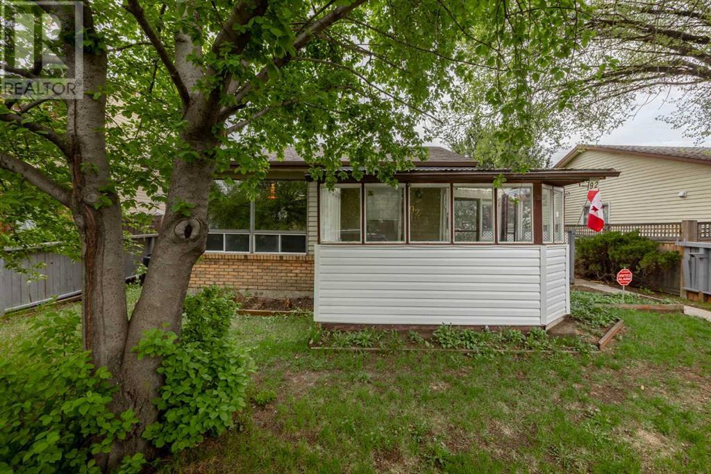 92 Erin Woods Drive Se, Calgary, Alberta  T2B 2S1 - Photo 3 - A2222354