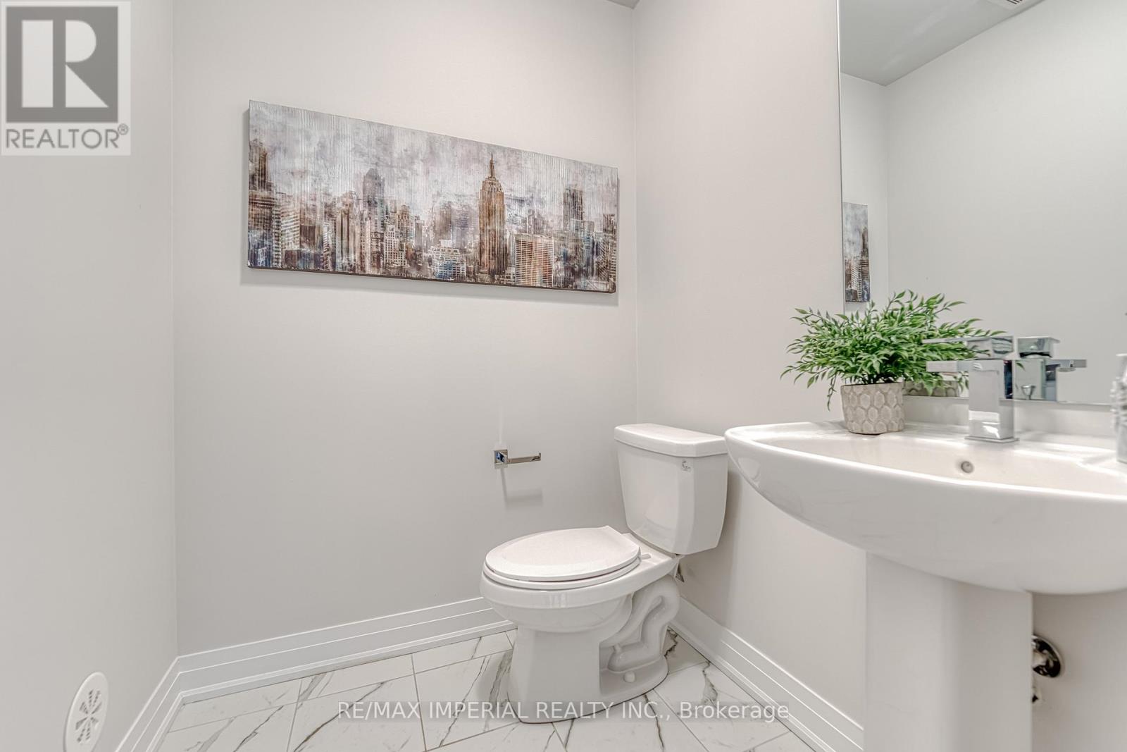 222 Vermont Avenue, Newmarket (Summerhill Estates), Ontario  L3X 0M6 - Photo 7 - N12216106