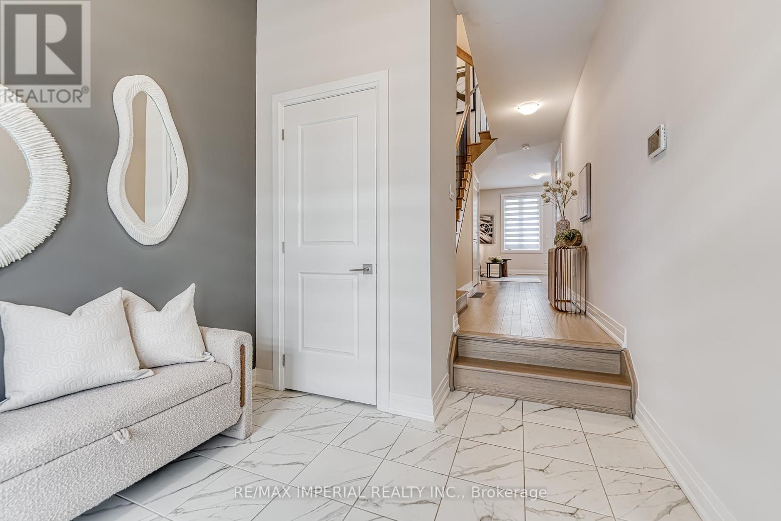 222 Vermont Avenue, Newmarket (Summerhill Estates), Ontario  L3X 0M6 - Photo 3 - N12216106