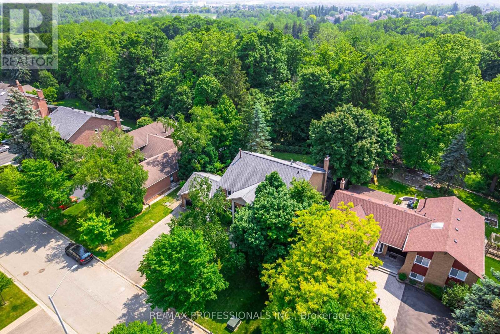 20 Wadsworth Circle, Brampton, Ontario  L6Z 1W7 - Photo 2 - W12216056