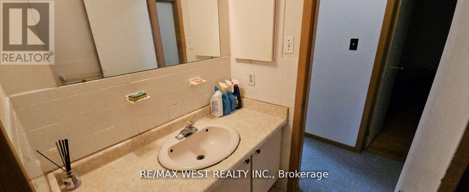 18 Richgrove Drive, Toronto (Willowridge-Martingrove-Richview), Ontario  M9R 2K9 - Photo 15 - W12216105