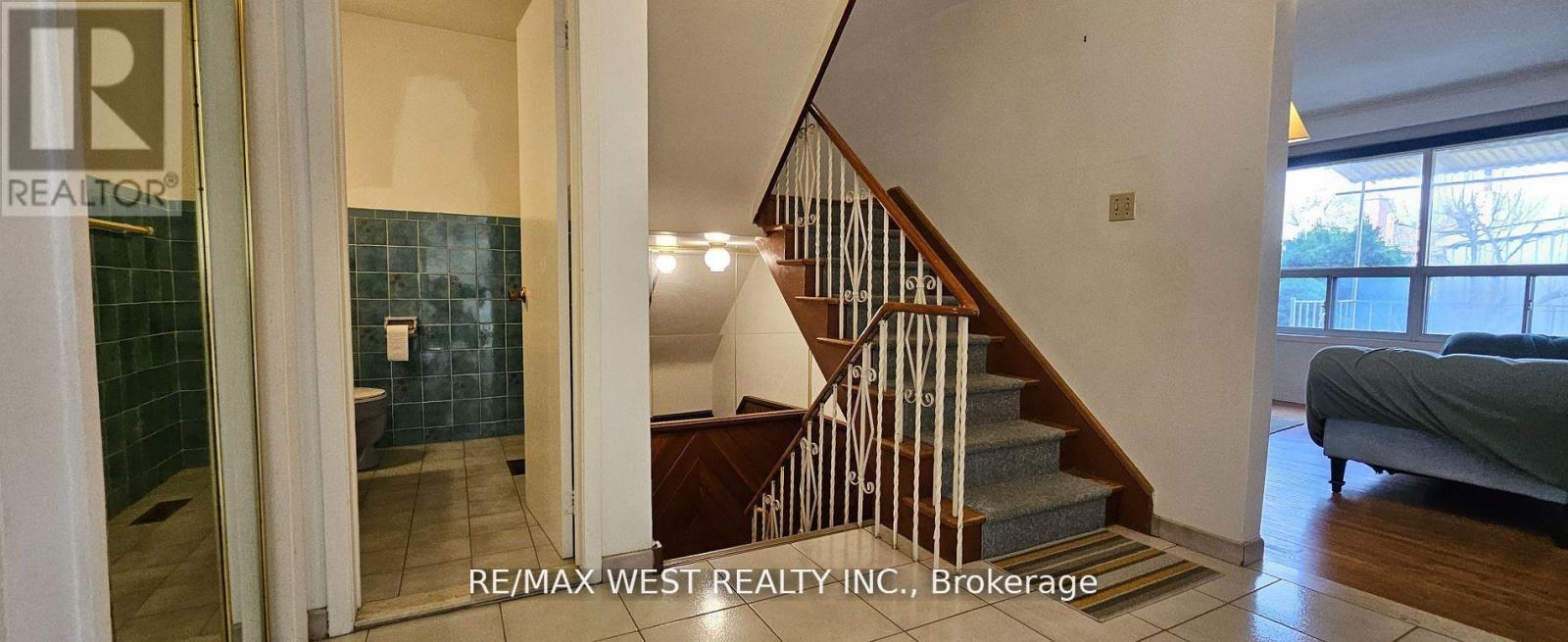 18 Richgrove Drive, Toronto (Willowridge-Martingrove-Richview), Ontario  M9R 2K9 - Photo 3 - W12216105