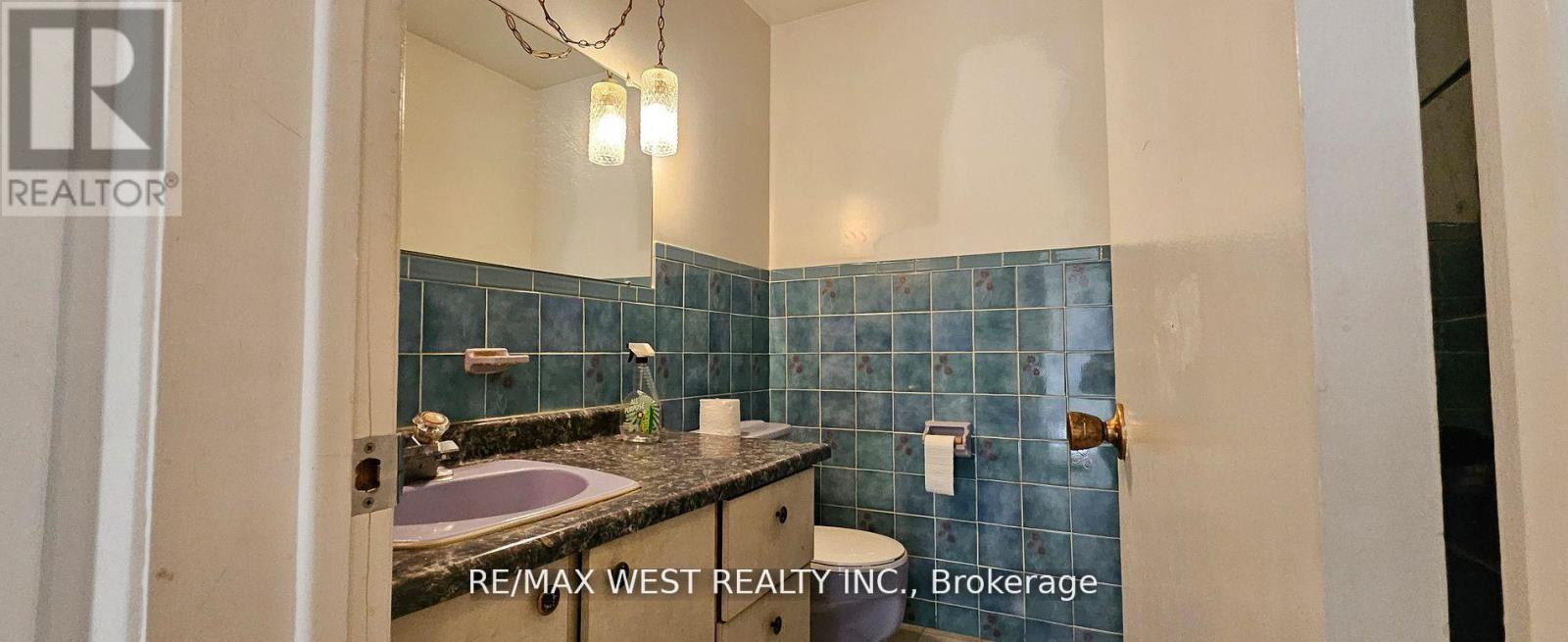 18 Richgrove Drive, Toronto (Willowridge-Martingrove-Richview), Ontario  M9R 2K9 - Photo 8 - W12216105