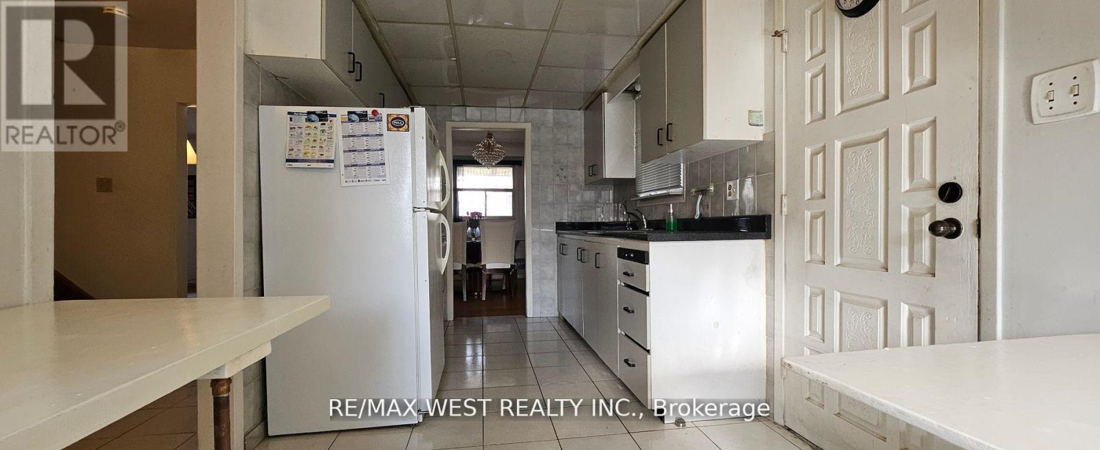 18 Richgrove Drive, Toronto (Willowridge-Martingrove-Richview), Ontario  M9R 2K9 - Photo 10 - W12216105