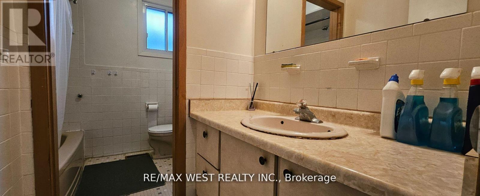 18 Richgrove Drive, Toronto (Willowridge-Martingrove-Richview), Ontario  M9R 2K9 - Photo 16 - W12216105