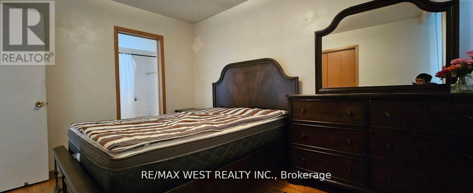 18 Richgrove Drive, Toronto (Willowridge-Martingrove-Richview), Ontario  M9R 2K9 - Photo 12 - W12216105