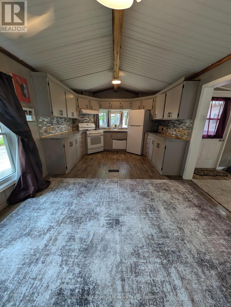 48 - 1007 Beaver Ridge Road, Gravenhurst, Ontario  P1P 1R1 - Photo 11 - X12213705