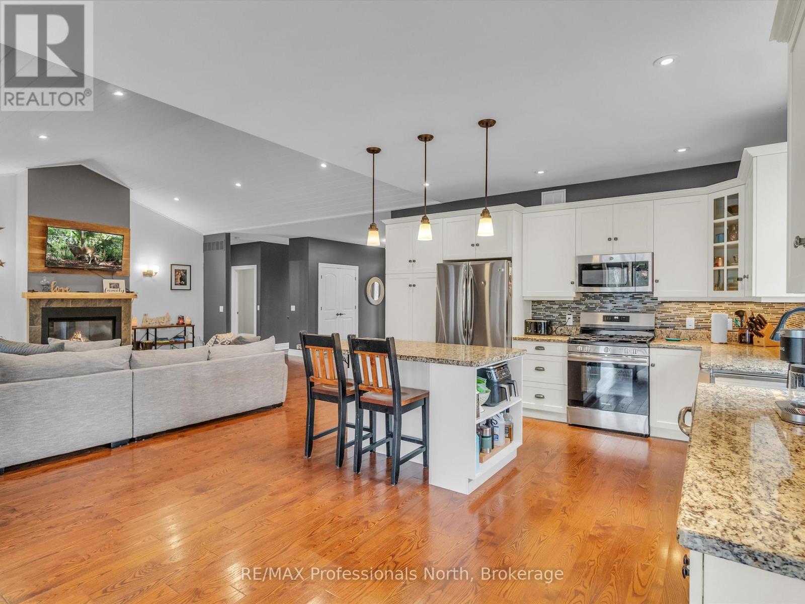 93 Mainhood's Road, Huntsville (Stephenson), Ontario  P0B 1M0 - Photo 7 - X12216107