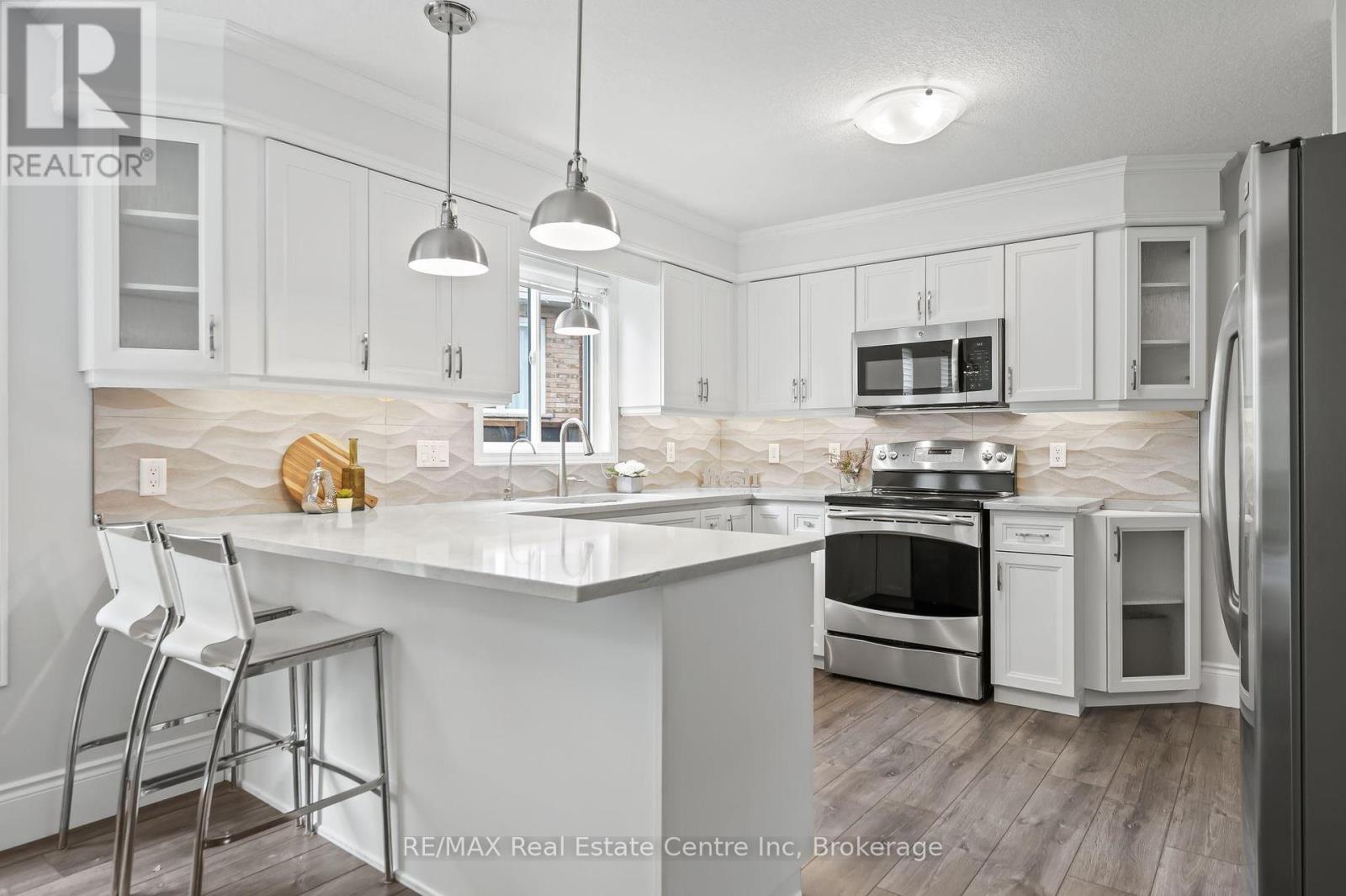 52 Bond Court, Guelph, Ontario  N1H 8N7 - Photo 6 - X12216185