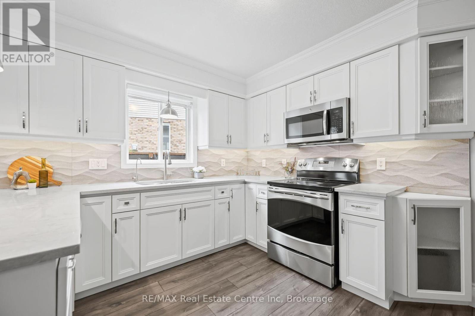 52 Bond Court, Guelph, Ontario  N1H 8N7 - Photo 8 - X12216185