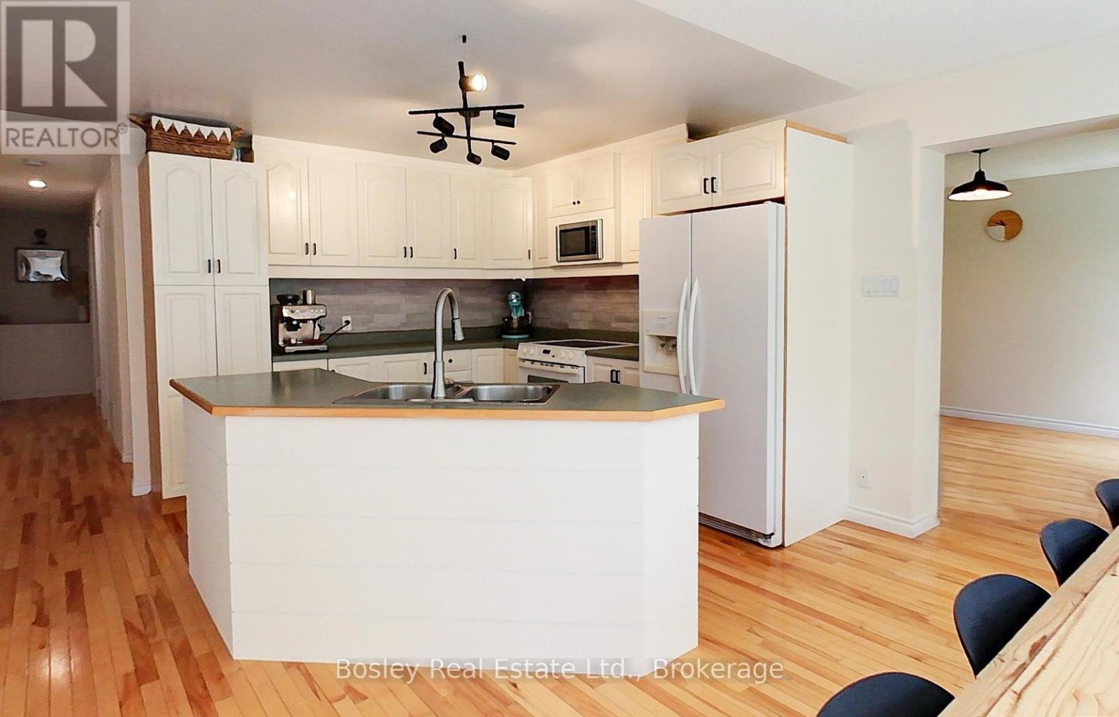 136 Maple Lane, Blue Mountains, Ontario  N0H 2E0 - Photo 14 - X12216195