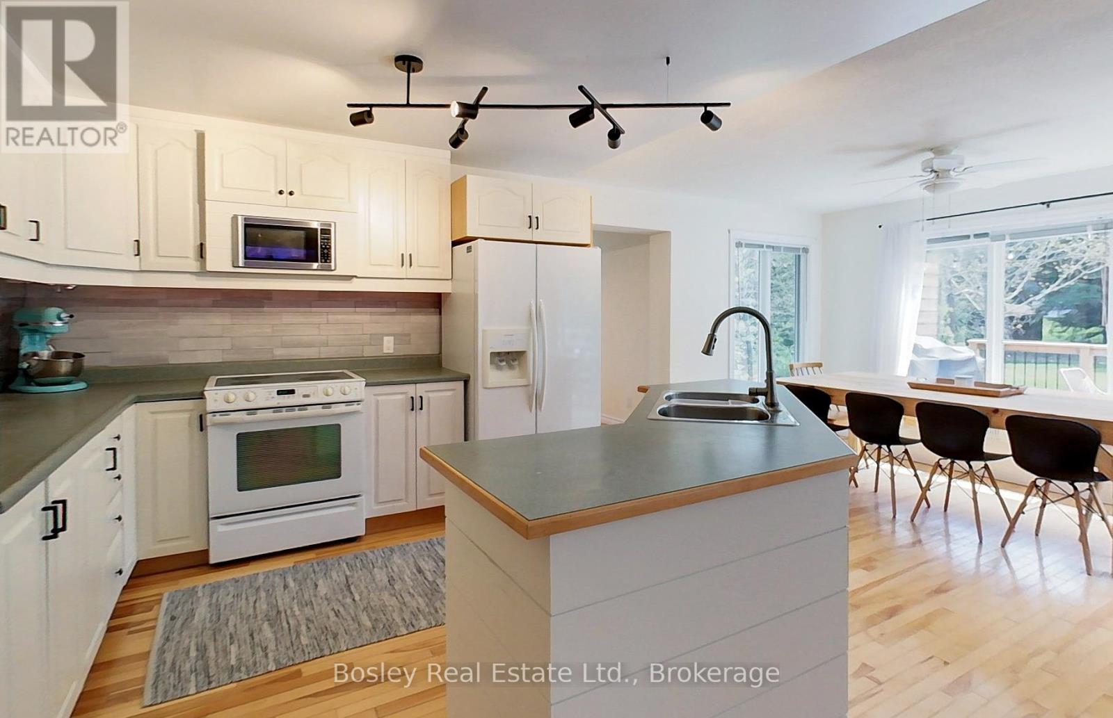 136 Maple Lane, Blue Mountains, Ontario  N0H 2E0 - Photo 11 - X12216195