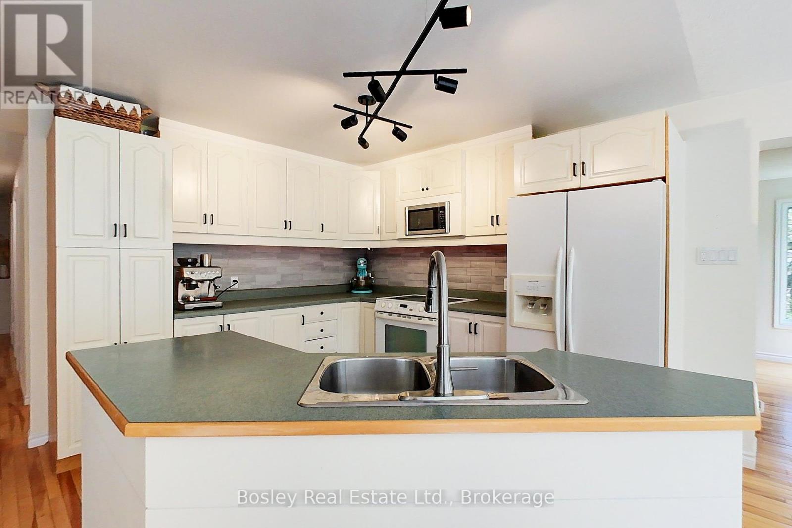 136 Maple Lane, Blue Mountains, Ontario  N0H 2E0 - Photo 13 - X12216195