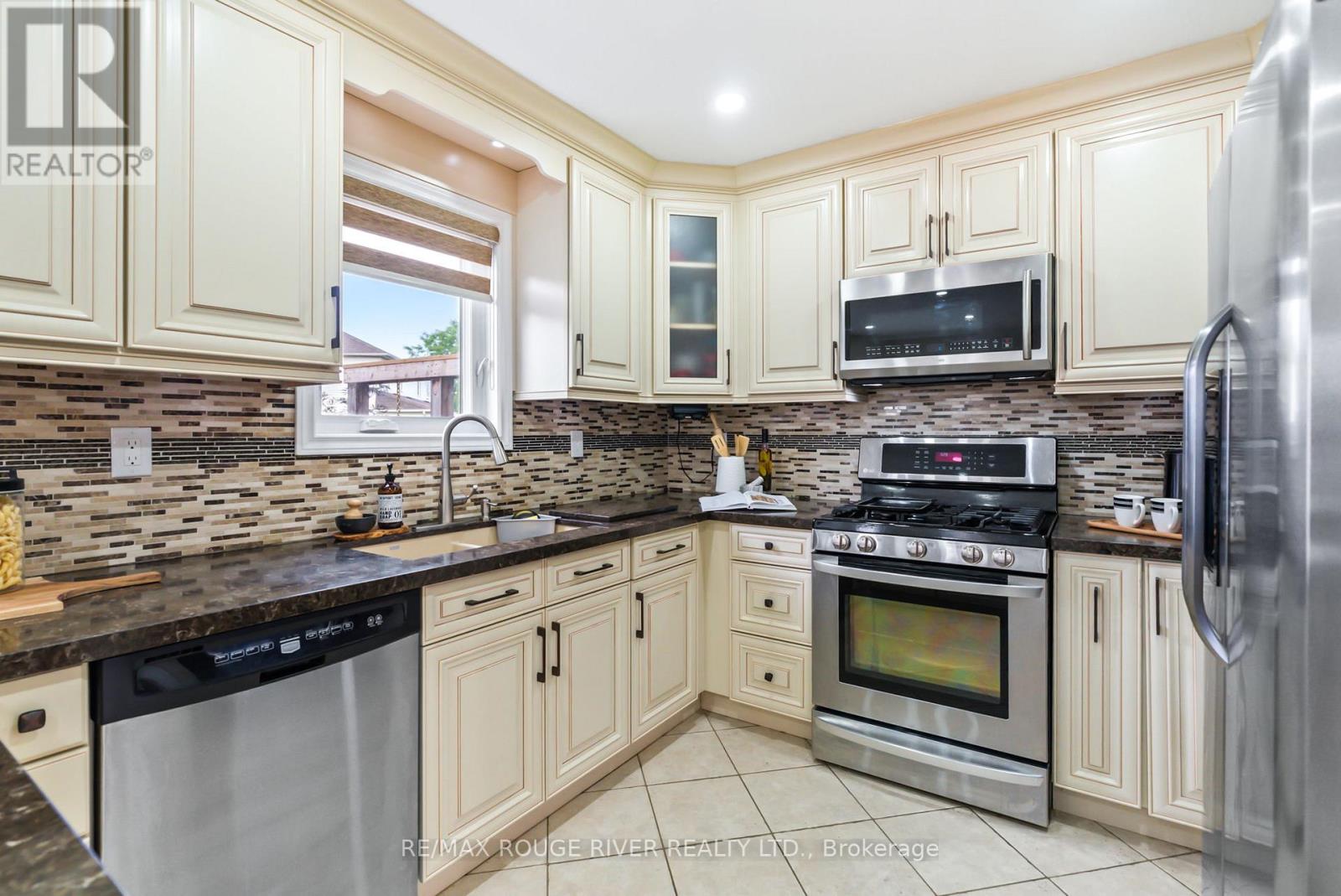 41 Valleywood Drive, Whitby, Ontario  L1R 2J5 - Photo 15 - E12215930