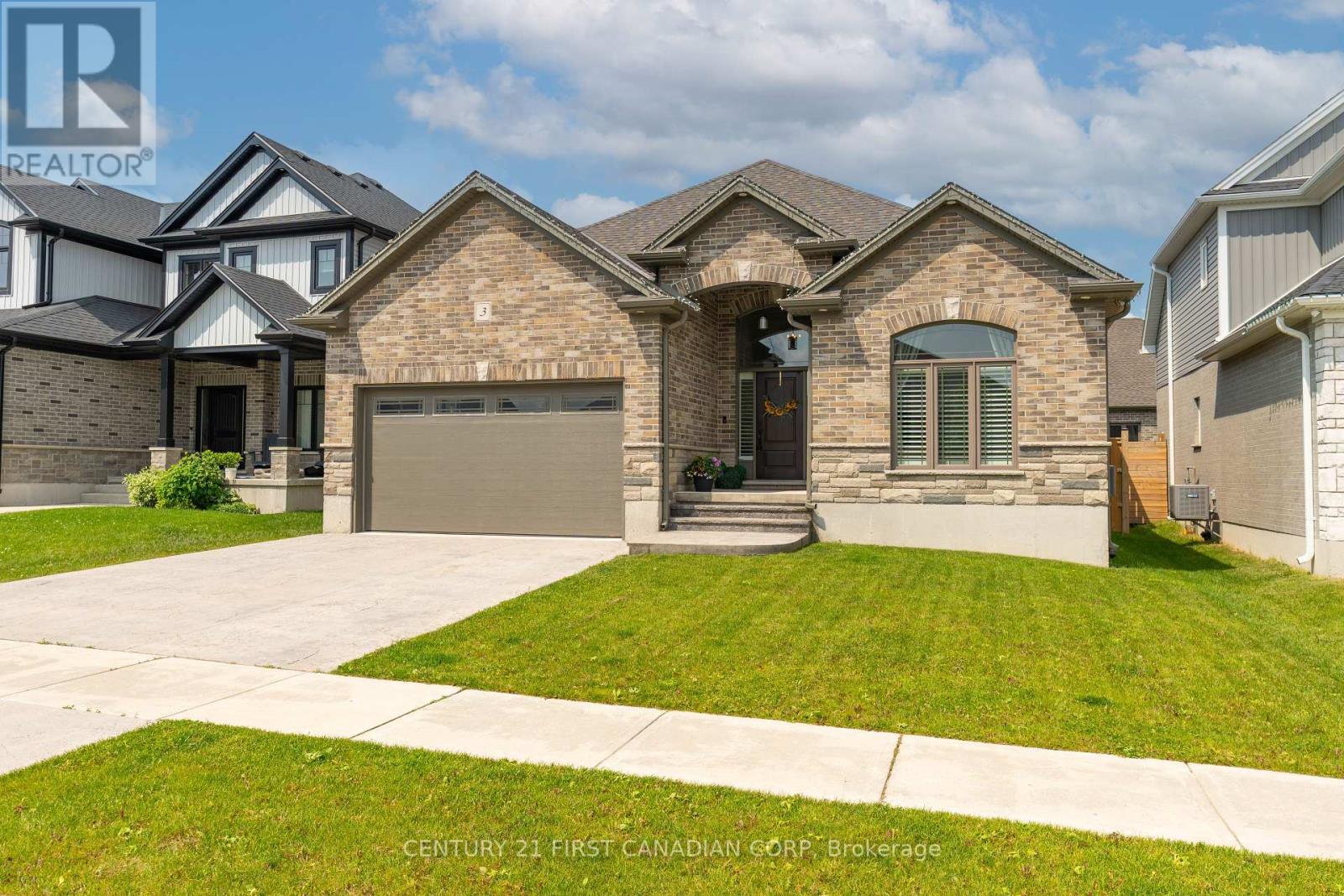 3 Hardy Court, Lucan Biddulph (Lucan), Ontario  N0M 2J0 - Photo 2 - X12216190