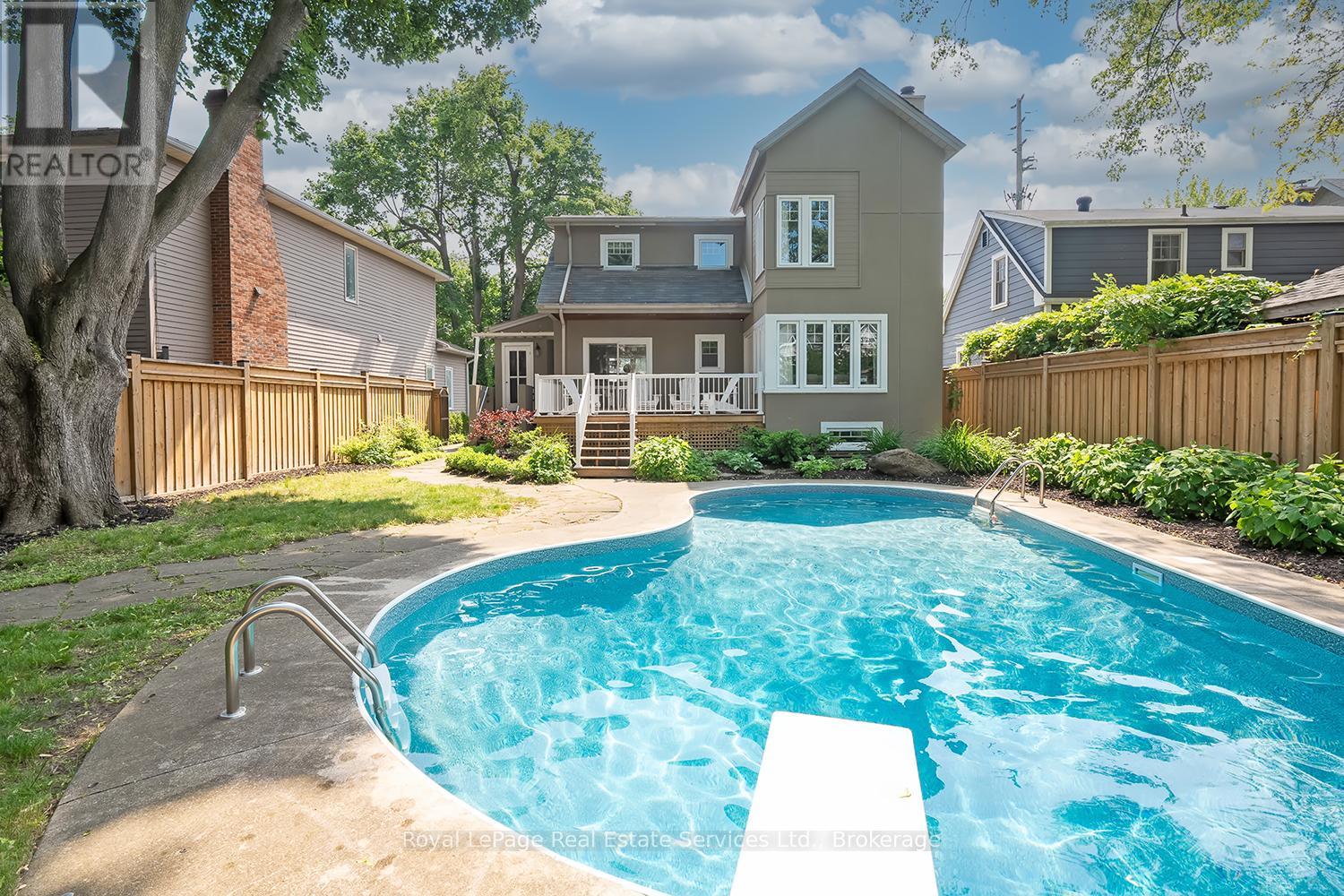 Property at 247 ALLAN STREET image 3