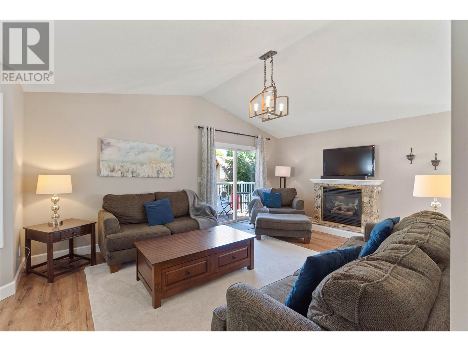 3225 Hargraves Place, Kamloops, British Columbia  V2B 8H3 - Photo 3 - 10351753