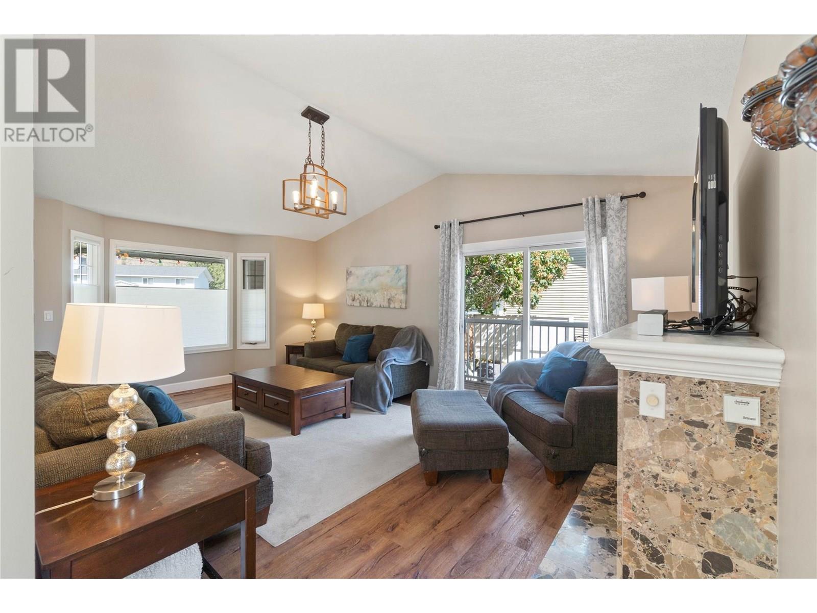 3225 Hargraves Place, Kamloops, British Columbia  V2B 8H3 - Photo 4 - 10351753