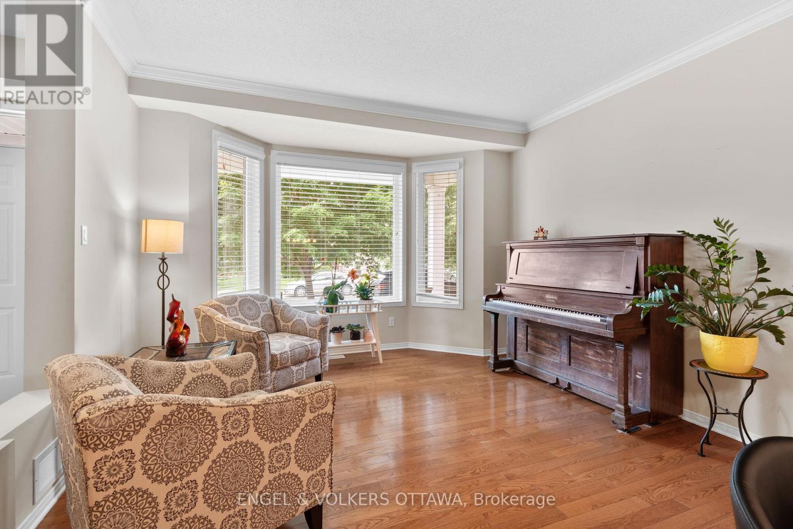 705 Larcastle Circle, Ottawa, Ontario  K4A 4Z2 - Photo 5 - X12216377