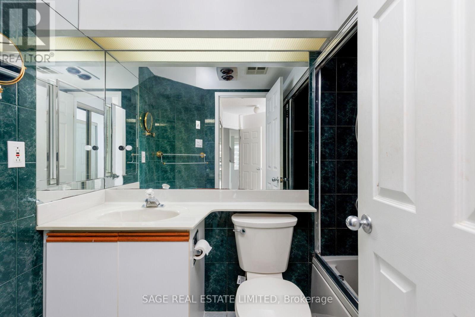 3002 - 99 Harbour Square, Toronto (Waterfront Communities), Ontario  M5J 2H2 - Photo 25 - C12216336