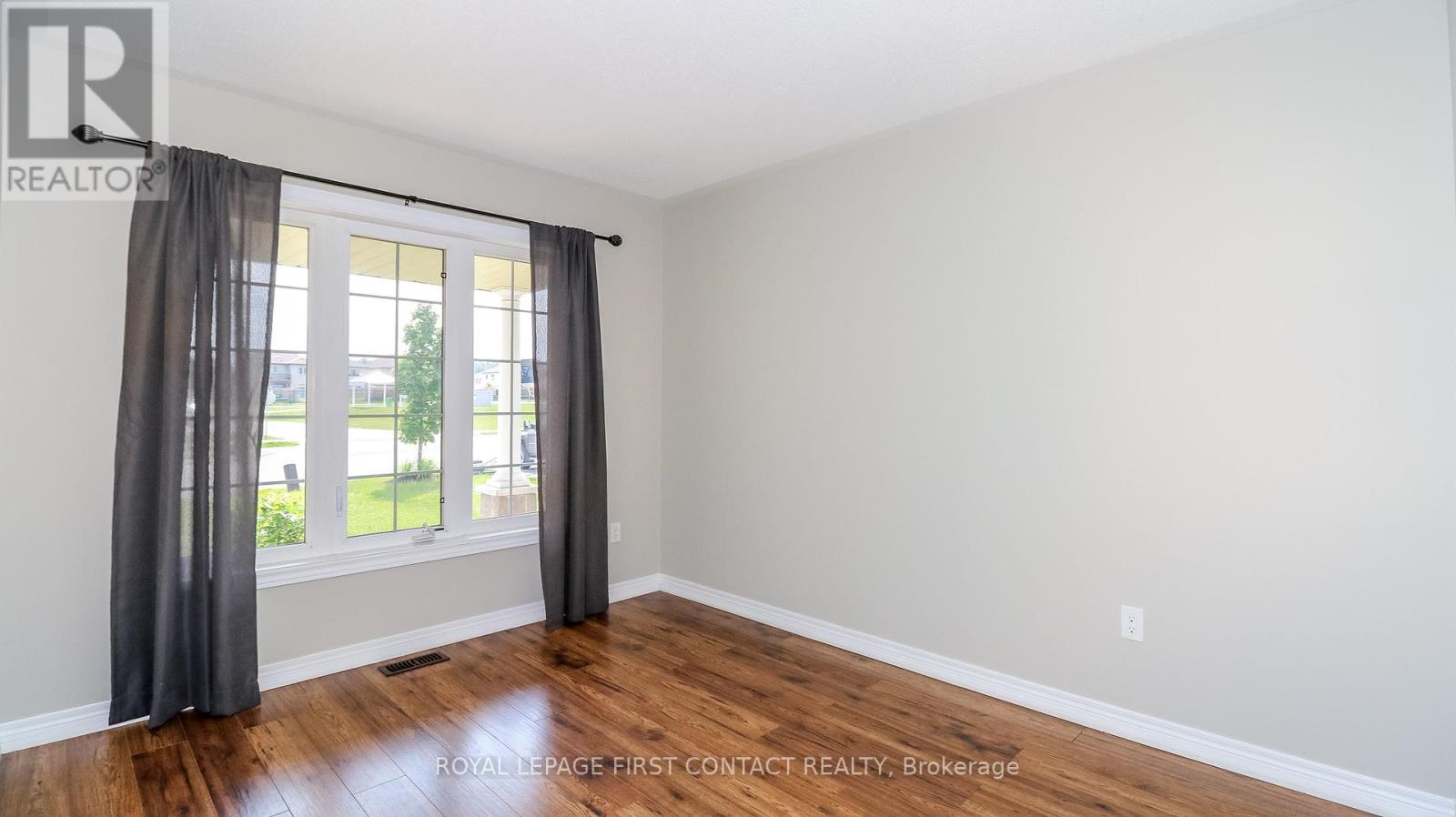 184 Maplewood Drive, Essa (Angus), Ontario  L0M 1B4 - Photo 4 - N12216015