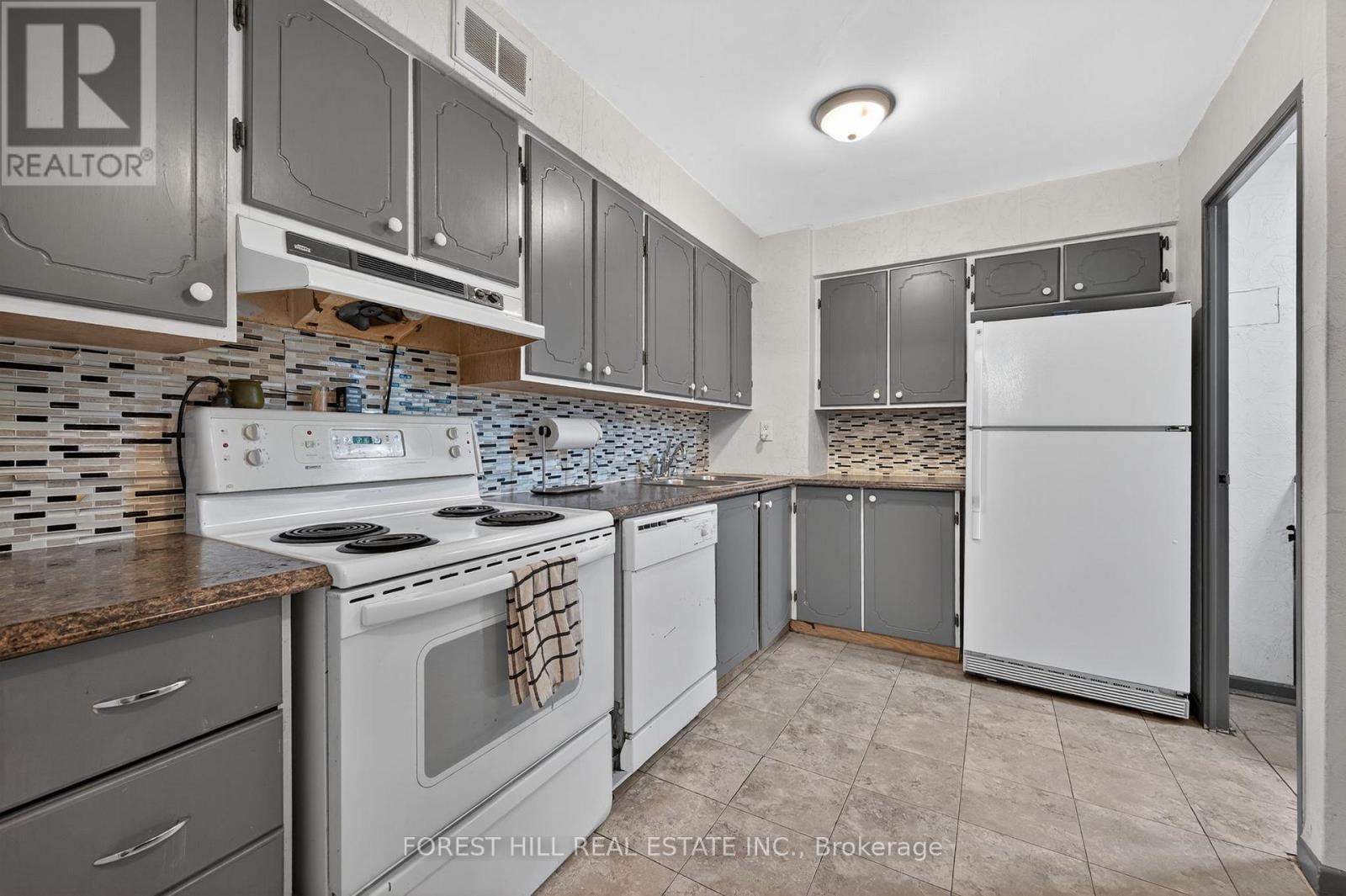 102 - 1 Royal Orchard Boulevard, Markham (Royal Orchard), Ontario  L3T 3C2 - Photo 4 - N12216206