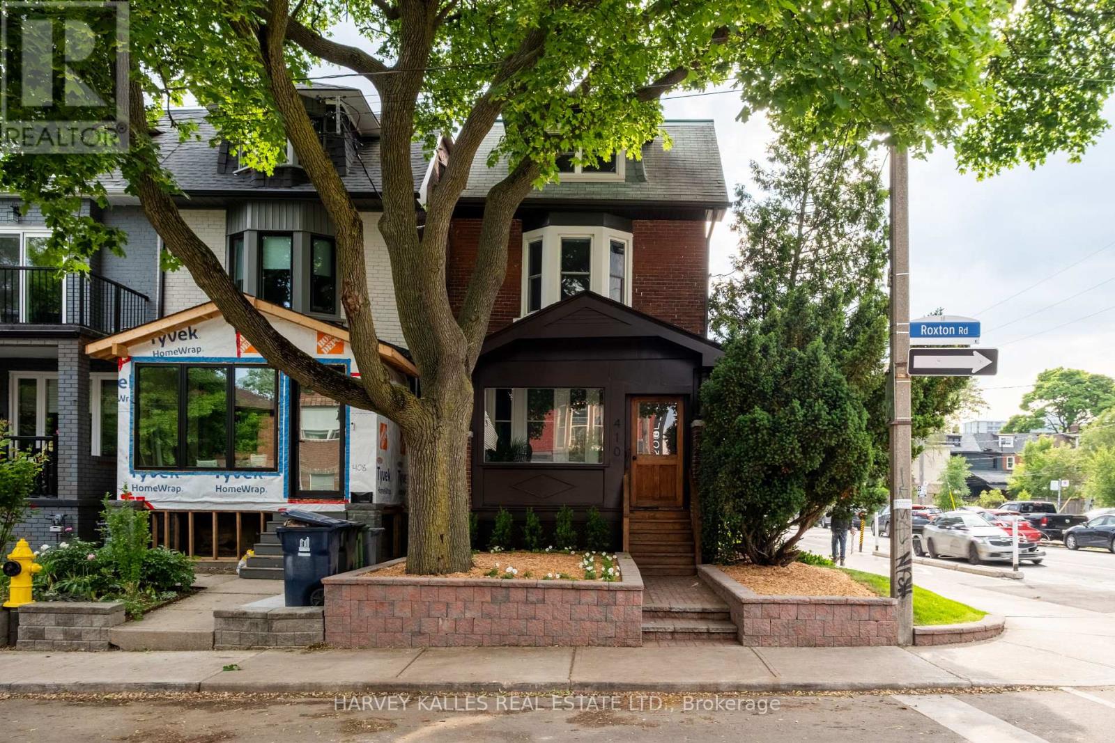 <div class="slider-price">$1,879,000</div><p>410 Roxton Road, Toronto, Ontario</p>