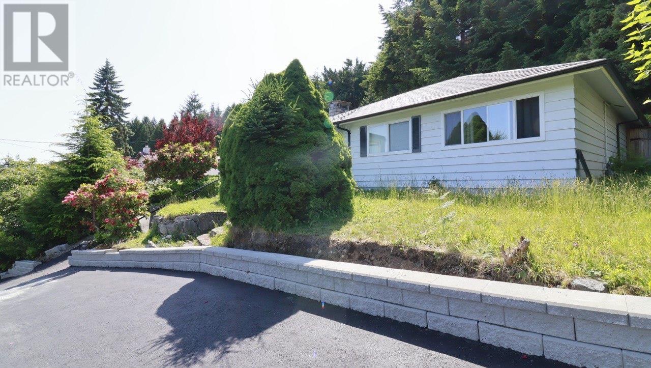 567 St. Giles Road, West Vancouver, British Columbia  V7S 1L7 - Photo 2 - R3014859