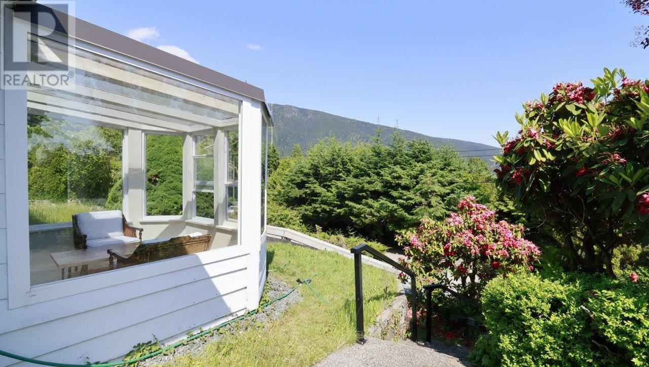 567 St. Giles Road, West Vancouver, British Columbia  V7S 1L7 - Photo 3 - R3014859