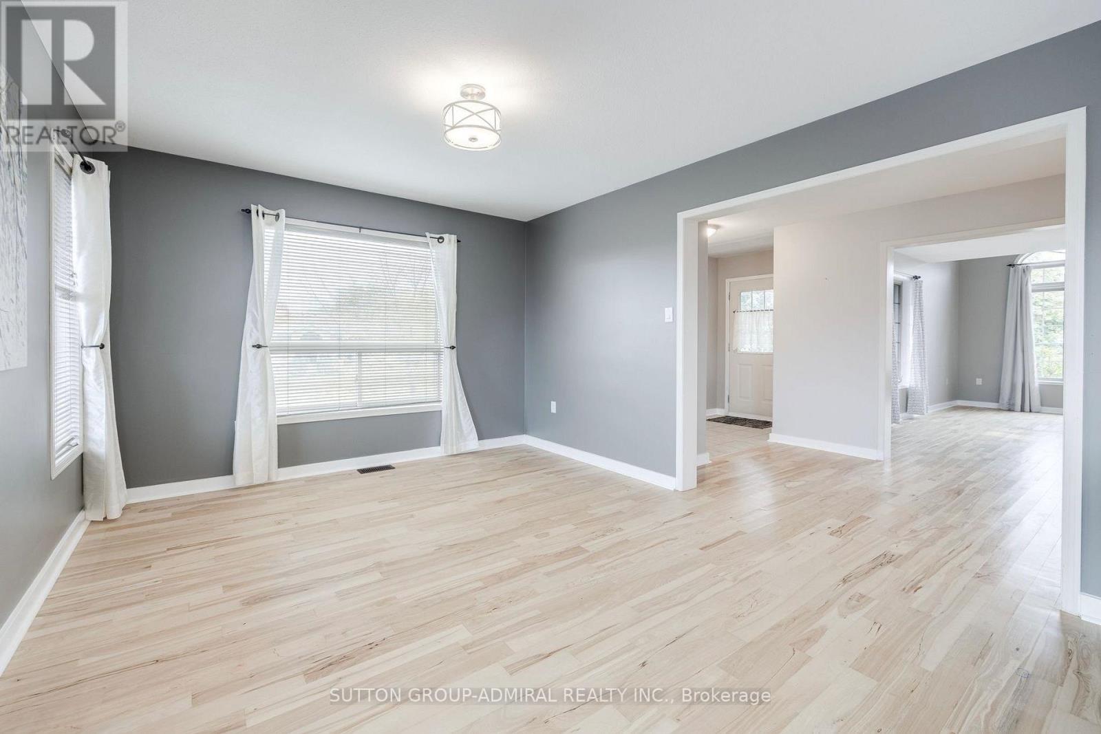 132 Brown Wood Drive, Barrie (Little Lake), Ontario  L4M 6M8 - Photo 6 - S12215982