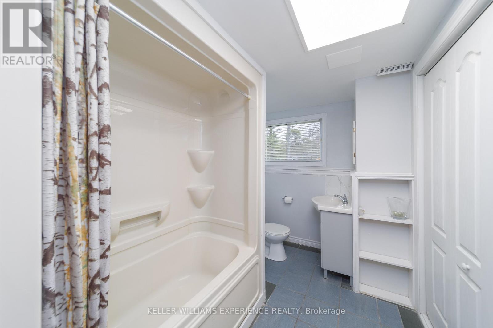 1936 Peninsula Point Road, Severn, Ontario  P0E 1N0 - Photo 26 - S12216207
