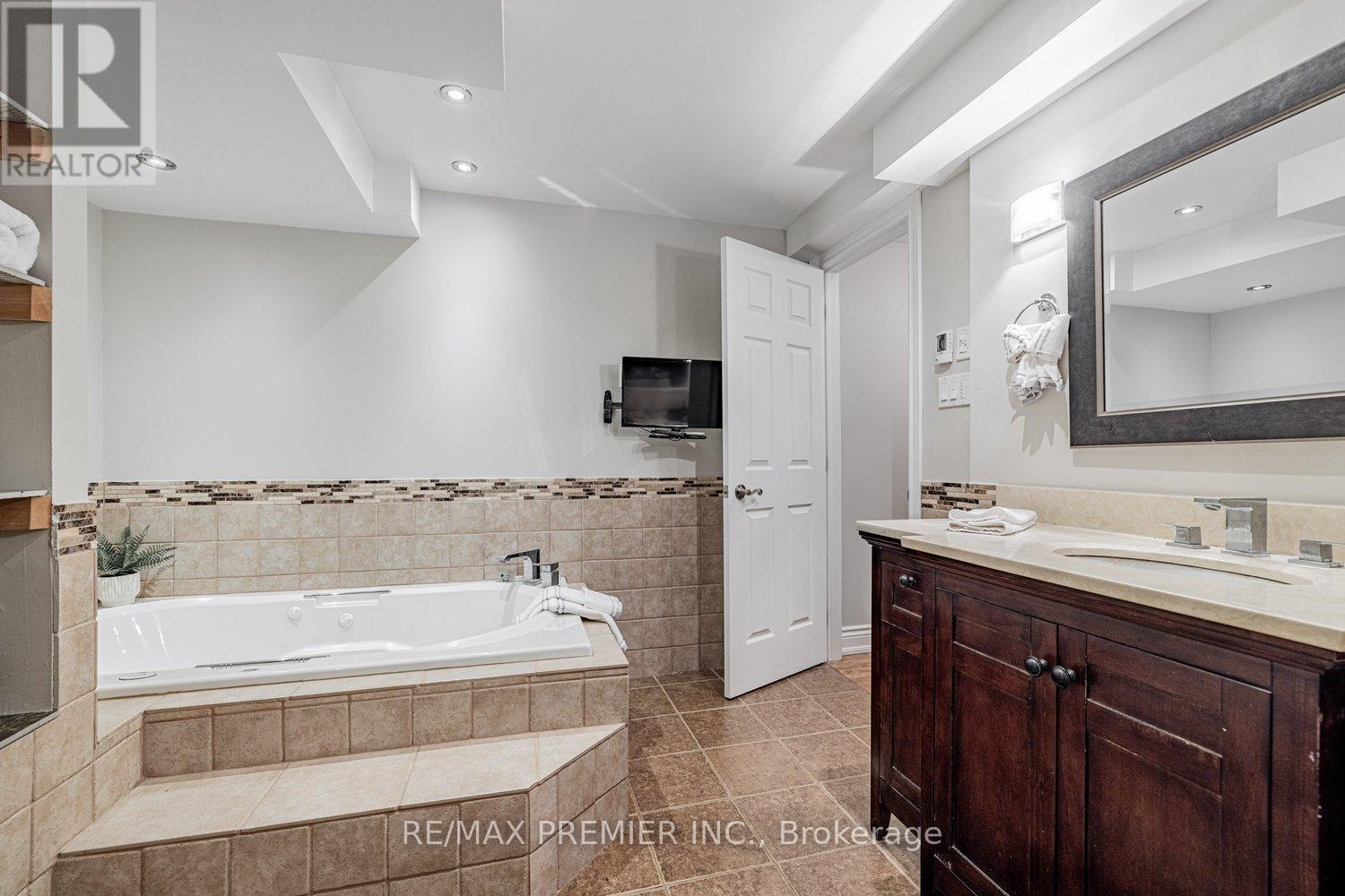 118 Tunbridge Road, Barrie, Ontario  L4M 6T1 - Photo 24 - S12216280